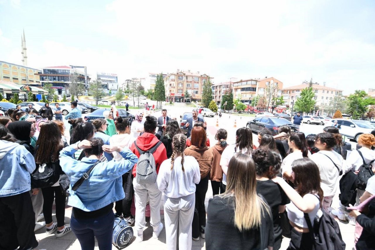 Ertuğrul Başkan’dan kamp dönüşü genç kampçılara hediye