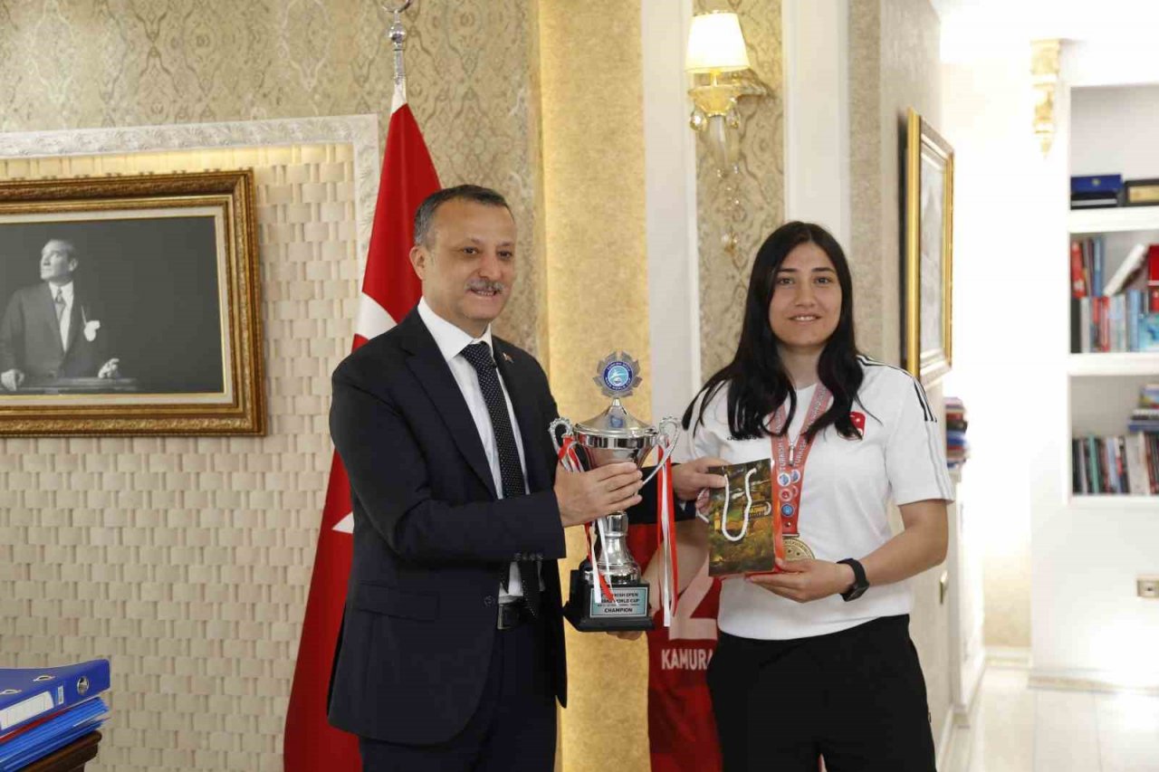 Vali Taşbilek, Dünya Şampiyonu Feyzanur’u makamında ağırladı