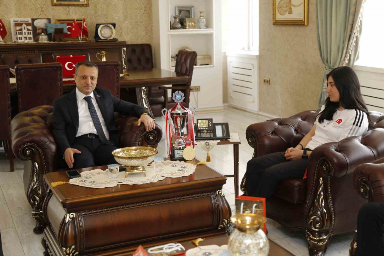 Vali Taşbilek, Dünya Şampiyonu Feyzanur’u makamında ağırladı