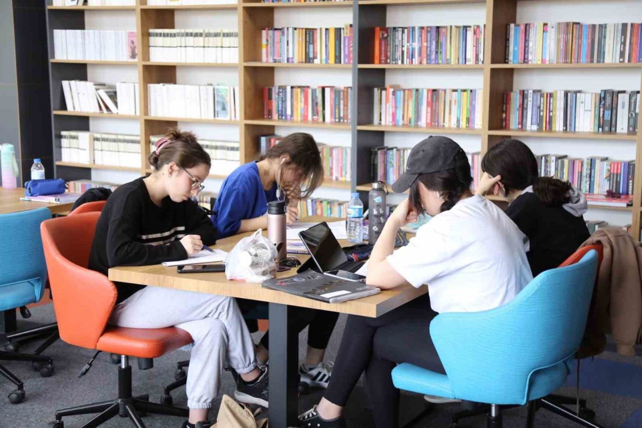 Gürsu Belediyesi’nin kütüphanesine yoğun ilgi