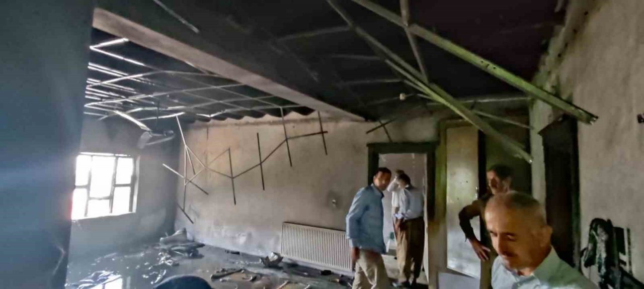 Hacda olan vatandaşın evi yandı