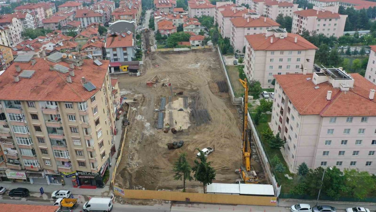 Yeraltı otopark alanında fore kazık çalışmaları yapılıyor