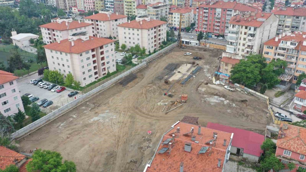 Yeraltı otopark alanında fore kazık çalışmaları yapılıyor