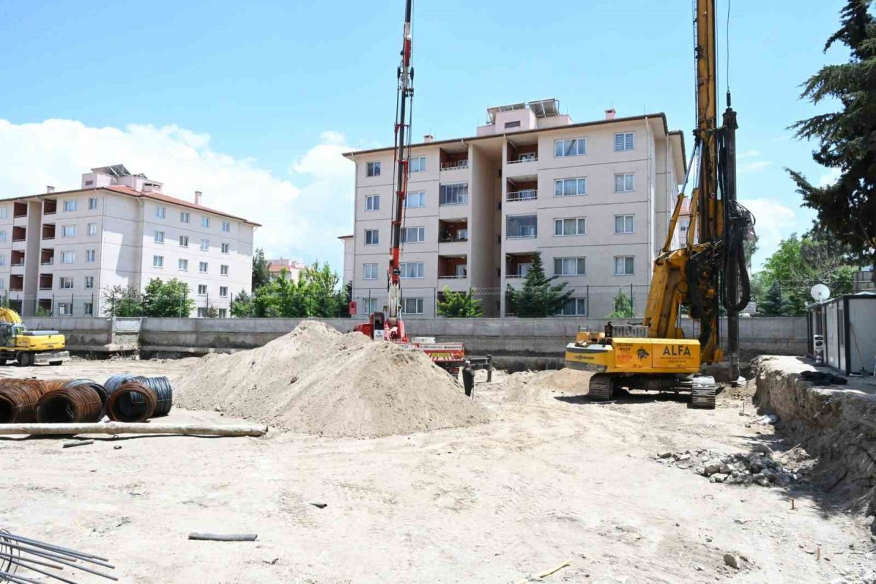 Yeraltı otopark alanında fore kazık çalışmaları yapılıyor