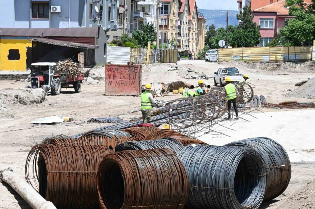 Yeraltı otopark alanında fore kazık çalışmaları yapılıyor