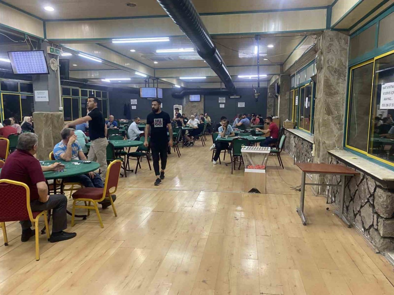 İzmir’de kumarhane baskını