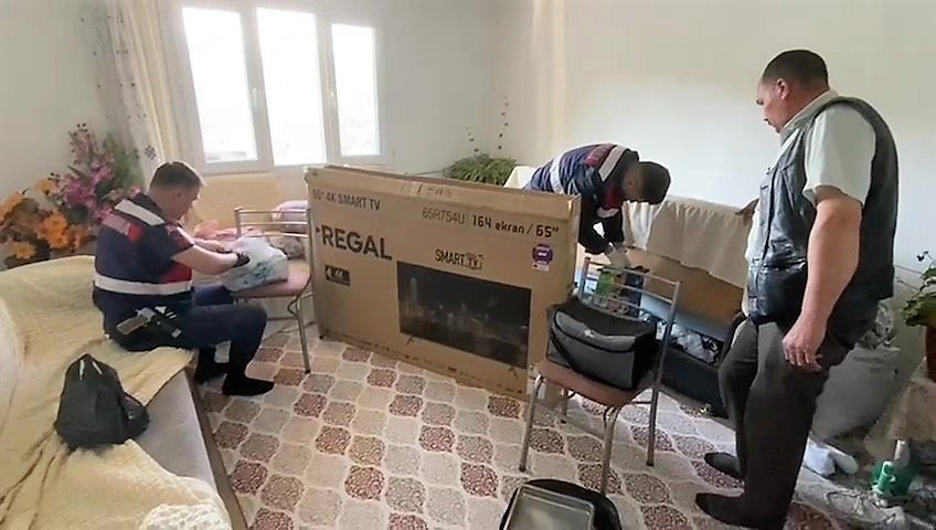 Jandarma korkusundan yüzündeki beni aldırdı