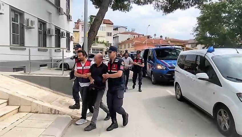 Jandarma korkusundan yüzündeki beni aldırdı