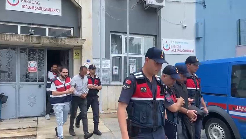 Jandarma korkusundan yüzündeki beni aldırdı