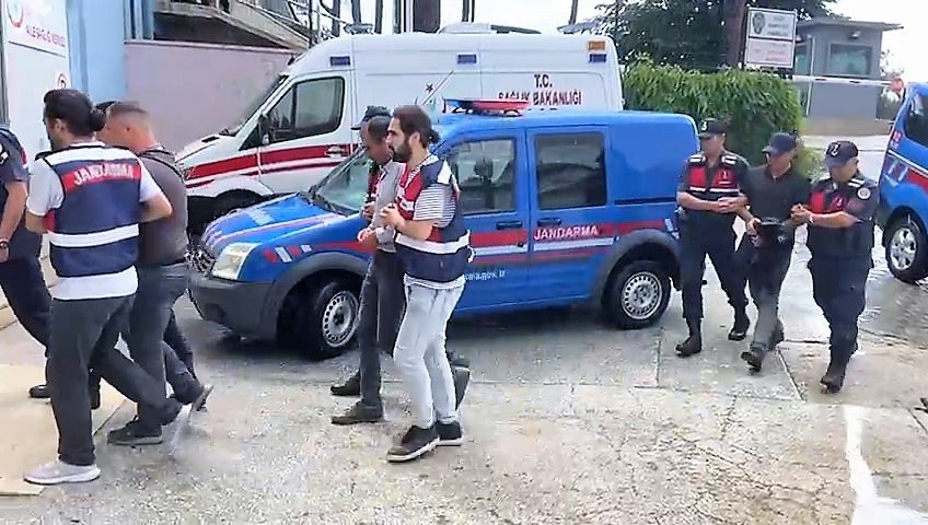 Jandarma korkusundan yüzündeki beni aldırdı