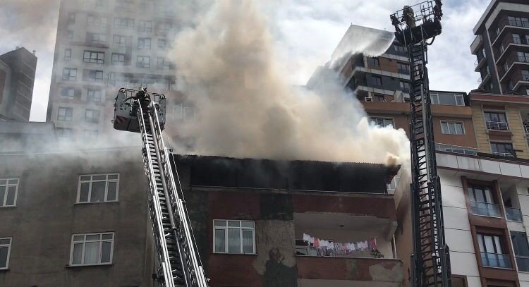 Kağıthane’de teras kat alev alev yandı: Vatandaşlar yangından son anda kurtuldu