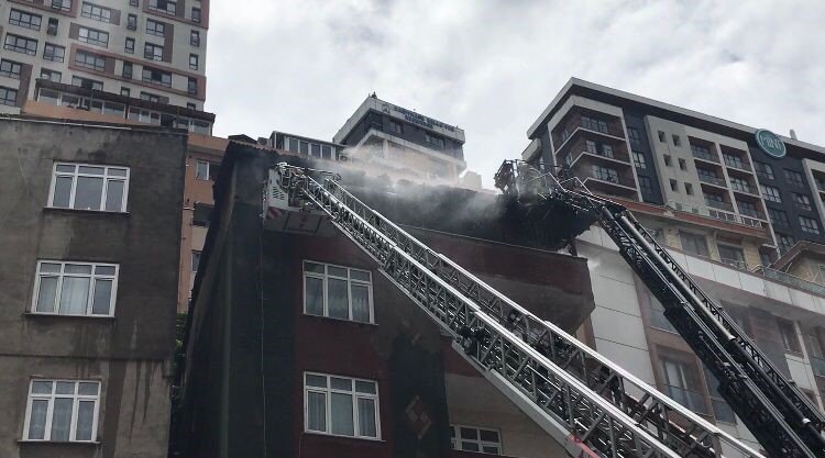 Kağıthane’de teras kat alev alev yandı: Vatandaşlar yangından son anda kurtuldu