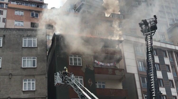 Kağıthane’de teras kat alev alev yandı: Vatandaşlar yangından son anda kurtuldu