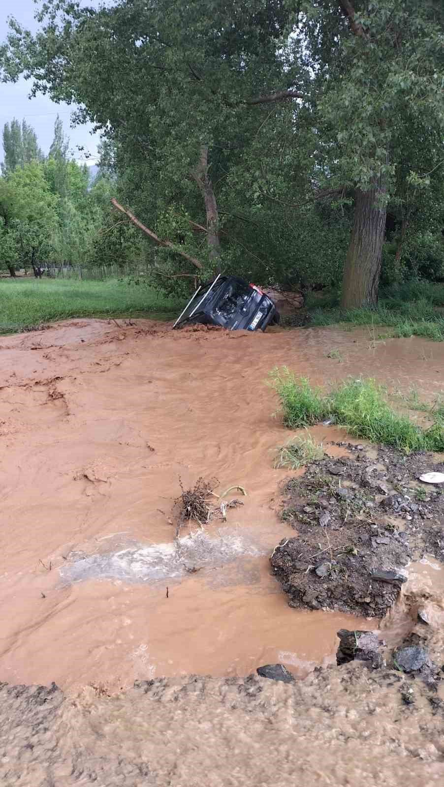 Ekinözü’nde yağmur sele neden oldu