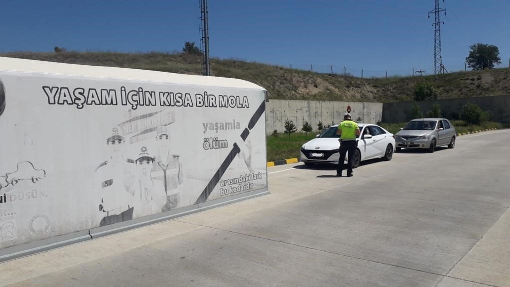 Bu tünele giren sürücüler trafik kurallarına karşı bilgilendiriliyor