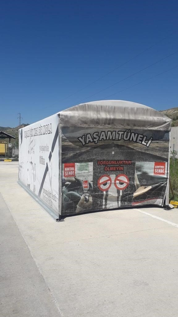 Bu tünele giren sürücüler trafik kurallarına karşı bilgilendiriliyor