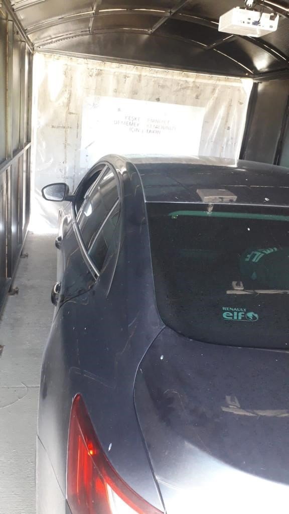 Bu tünele giren sürücüler trafik kurallarına karşı bilgilendiriliyor