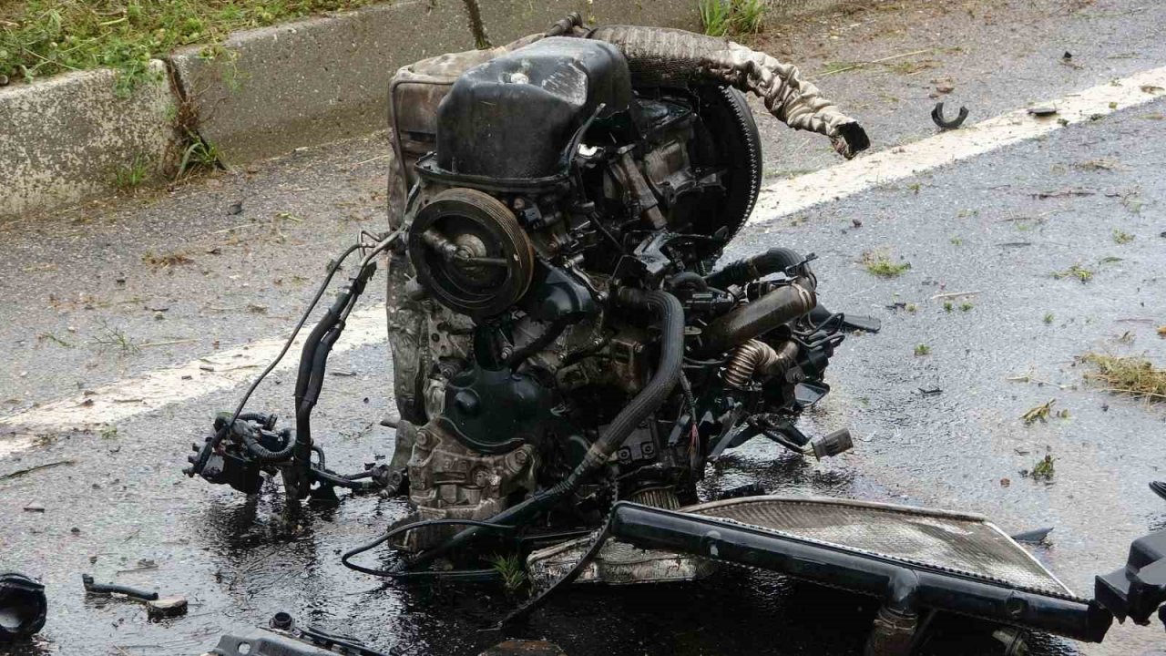 Karşı şeride geçip tankerle çarpışan araçtaki amca yeğen hayatını kaybetti