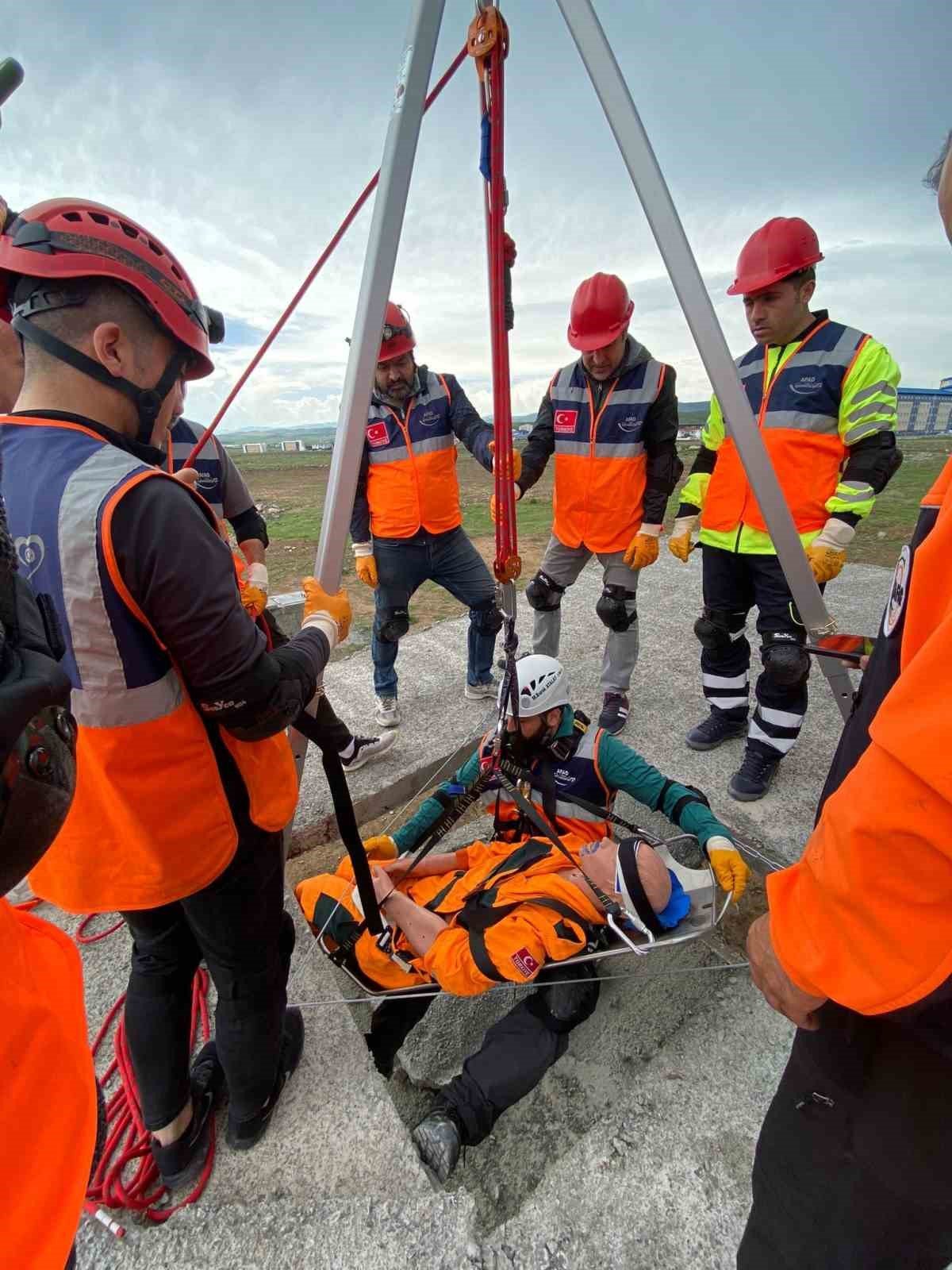 Kars’ta AFAD gönüllü eğitimleri sürüyor