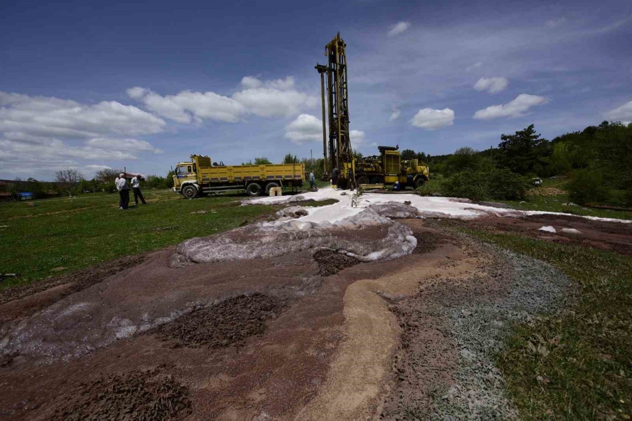 Uzun yıllardır yaşadıkları su sorunu sona erdi: Yerden fışkıran suyu heyecanla izlediler
