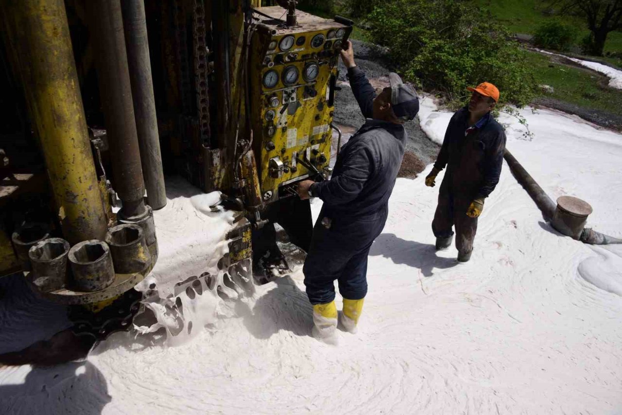 Uzun yıllardır yaşadıkları su sorunu sona erdi: Yerden fışkıran suyu heyecanla izlediler