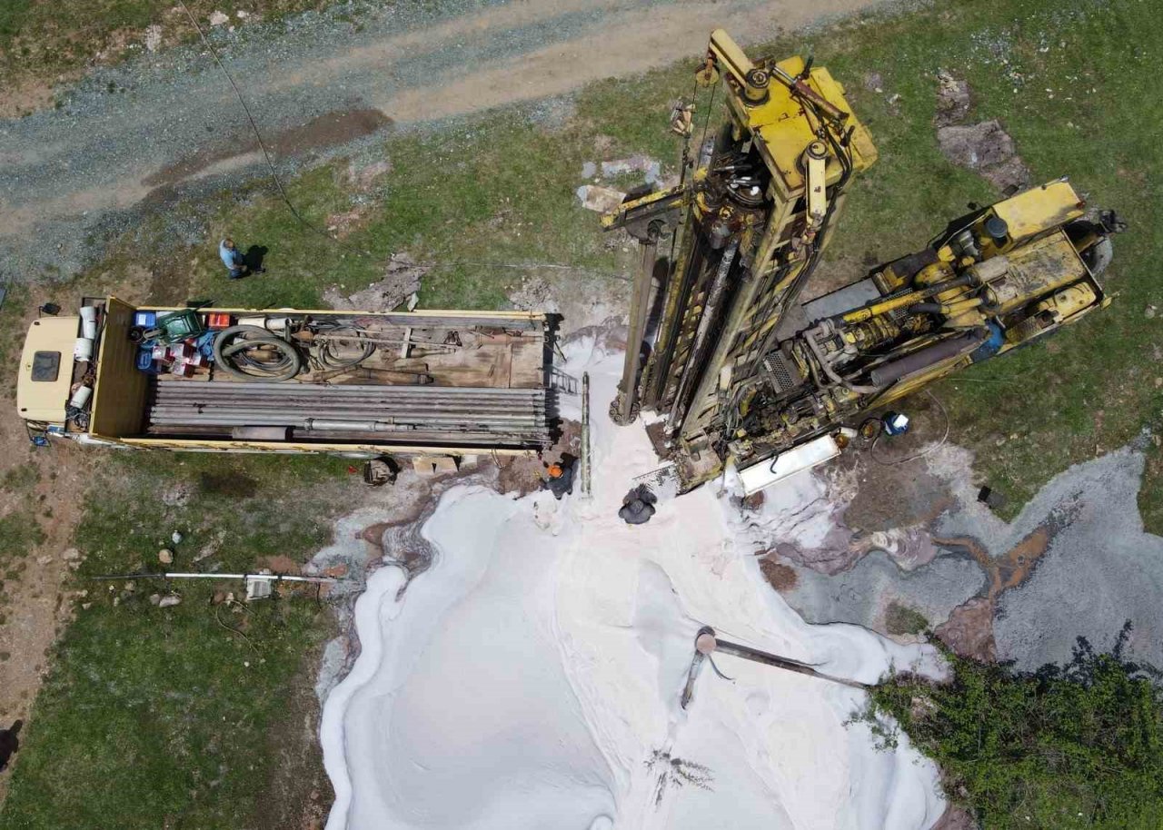 Uzun yıllardır yaşadıkları su sorunu sona erdi: Yerden fışkıran suyu heyecanla izlediler