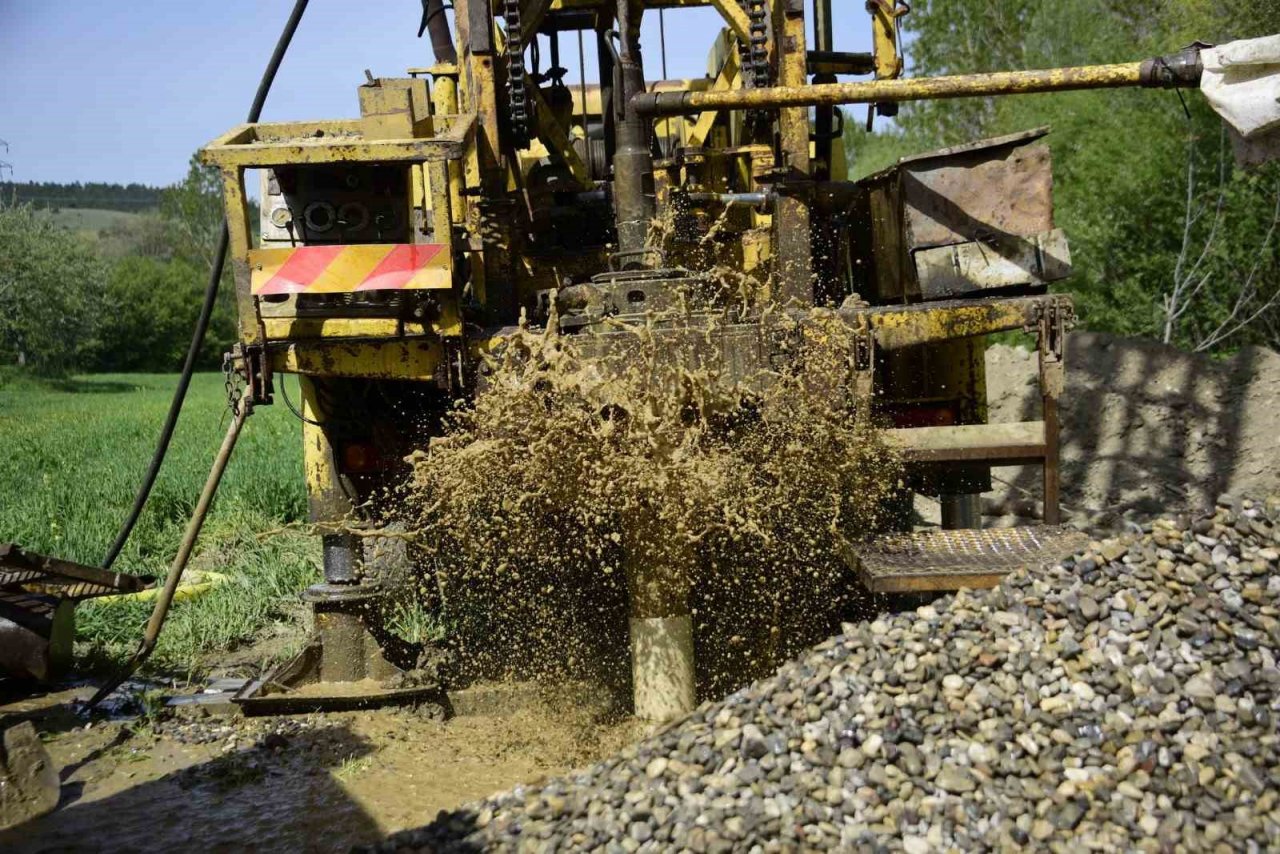 Uzun yıllardır yaşadıkları su sorunu sona erdi: Yerden fışkıran suyu heyecanla izlediler