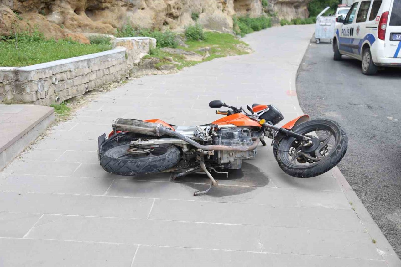 Motosikletle metrelerce sürüklenen sürücü yaralandı