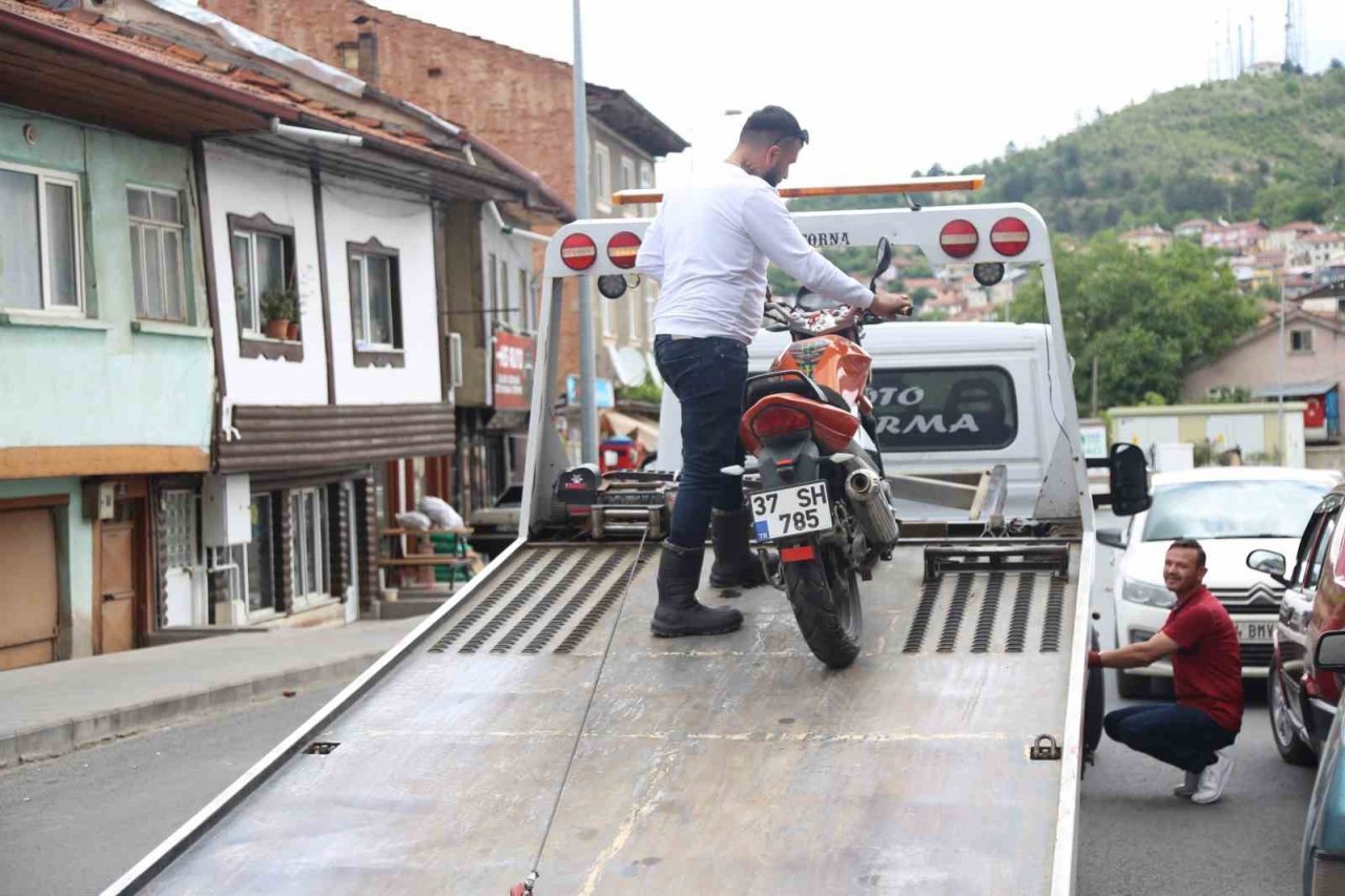 Motosikletle metrelerce sürüklenen sürücü yaralandı