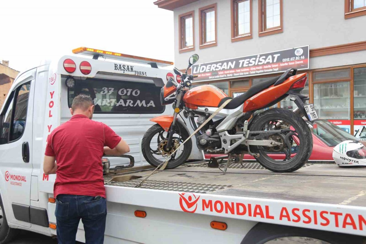 Motosikletle metrelerce sürüklenen sürücü yaralandı