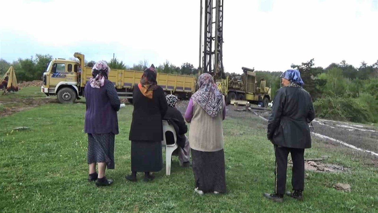 Uzun yıllardır yaşadıkları su sorunu sona erdi: Yerden fışkıran suyu heyecanla izlediler