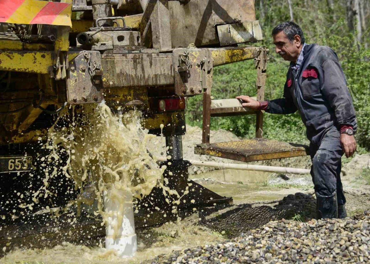 Uzun yıllardır yaşadıkları su sorunu sona erdi: Yerden fışkıran suyu heyecanla izlediler