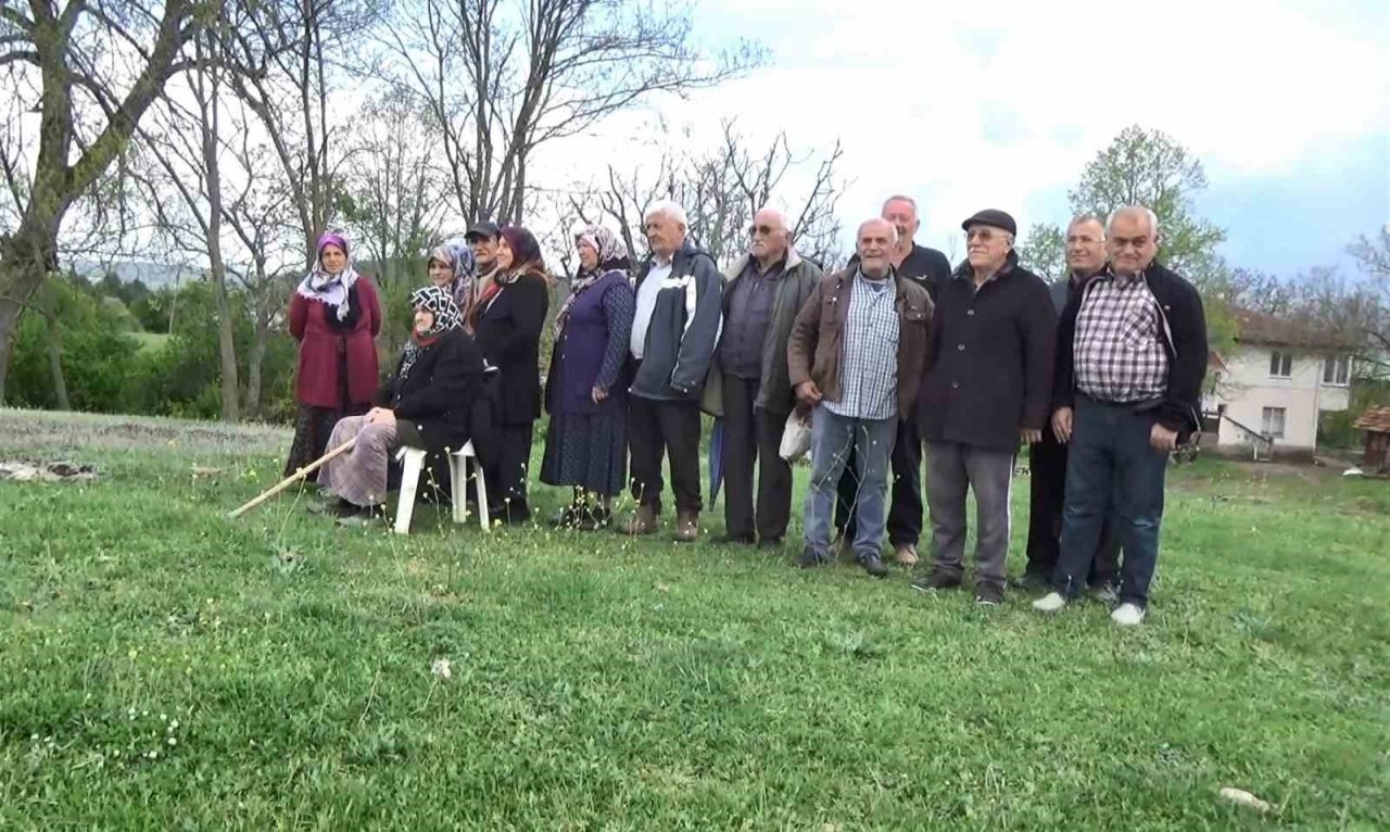 Uzun yıllardır yaşadıkları su sorunu sona erdi: Yerden fışkıran suyu heyecanla izlediler