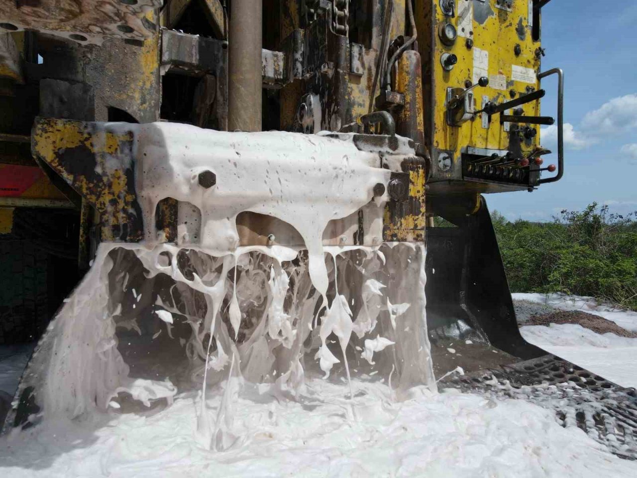 Uzun yıllardır yaşadıkları su sorunu sona erdi: Yerden fışkıran suyu heyecanla izlediler