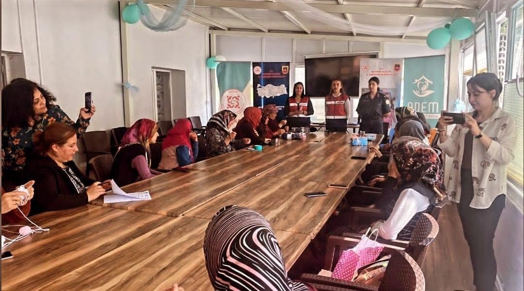 Jandarma’dan kadınlara KADES eğitimi