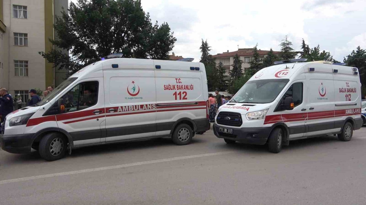 İş makinesi, karşı yönden gelen araca çarpmamak için dereye yuvarlandı: 3 yaralı