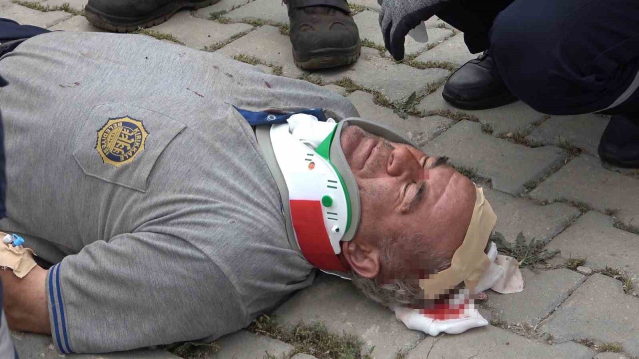 İş makinesi, karşı yönden gelen araca çarpmamak için dereye yuvarlandı: 3 yaralı