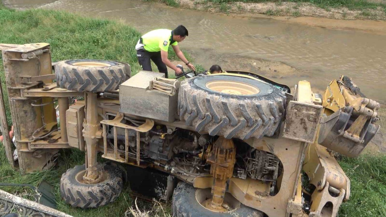 İş makinesi, karşı yönden gelen araca çarpmamak için dereye yuvarlandı: 3 yaralı