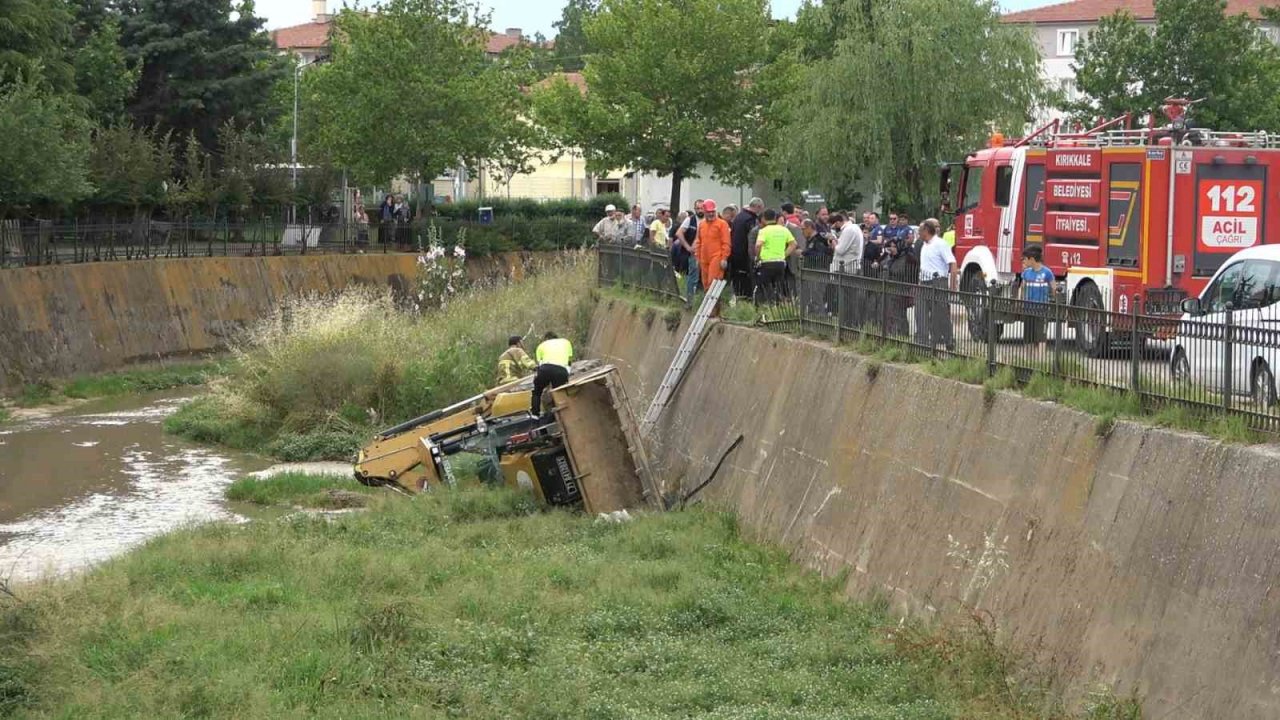 İş makinesi, karşı yönden gelen araca çarpmamak için dereye yuvarlandı: 3 yaralı