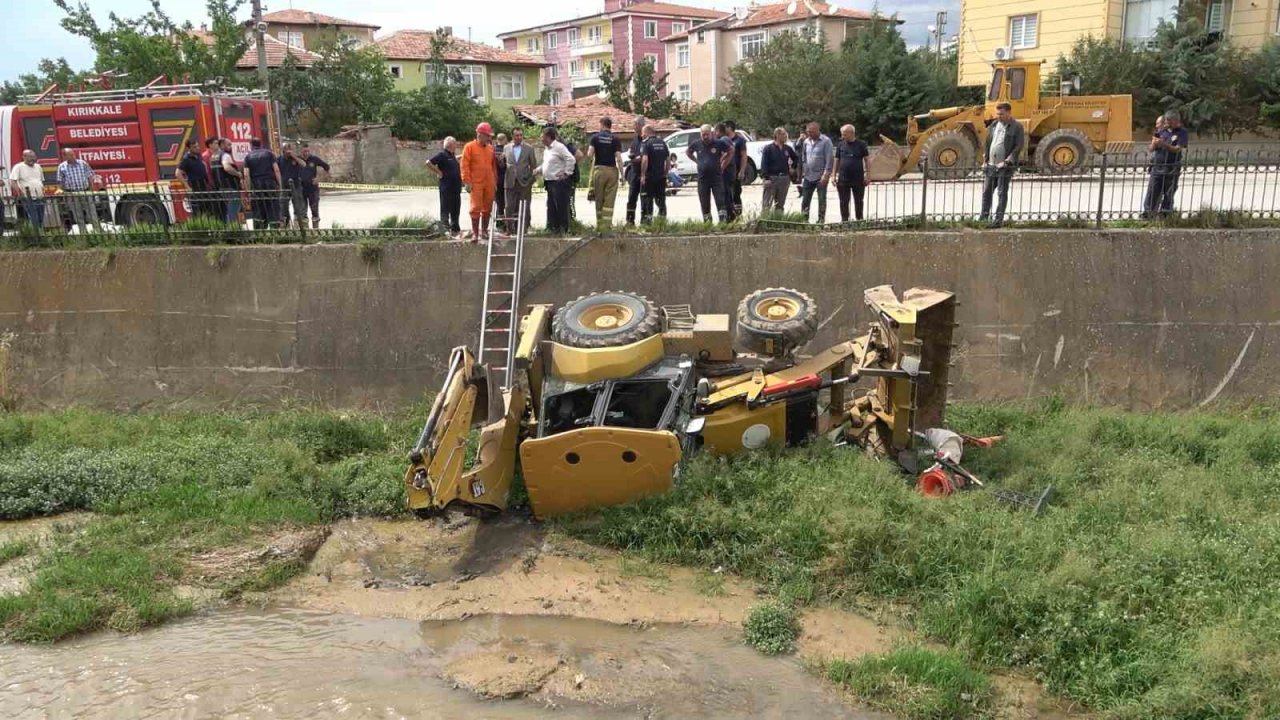 İş makinesi, karşı yönden gelen araca çarpmamak için dereye yuvarlandı: 3 yaralı