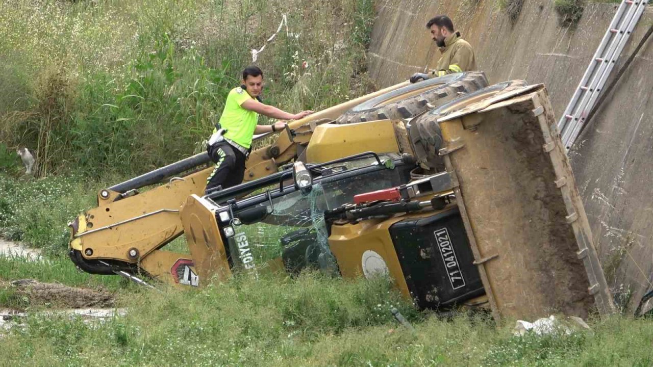 İş makinesi, karşı yönden gelen araca çarpmamak için dereye yuvarlandı: 3 yaralı