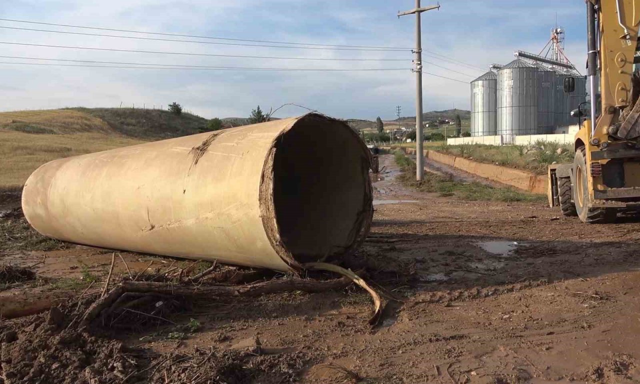 Kırıkkale’de sağanak sele dönüştü: Dereler taştı, tarım arazileri zarar gördü