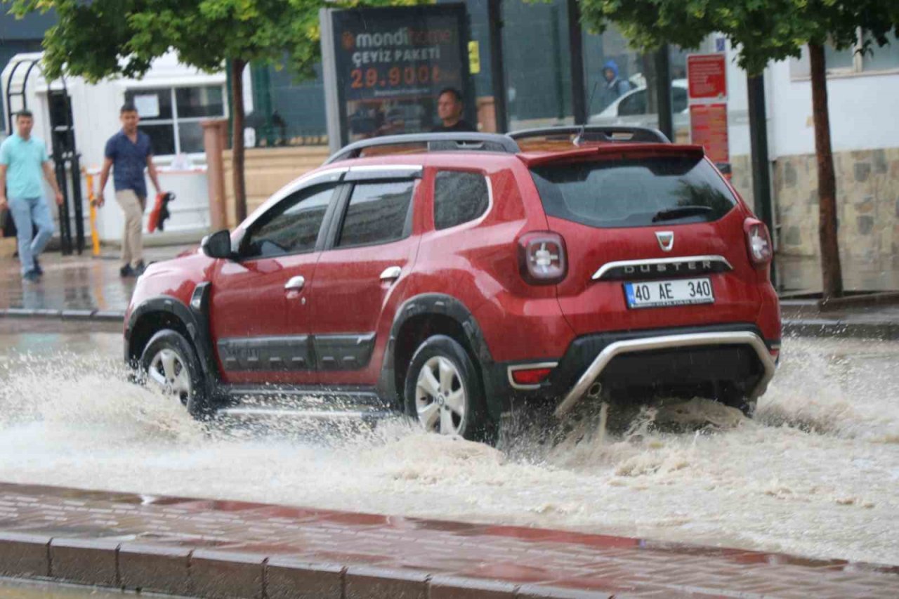 Şiddetli yağış hayatı felç etti