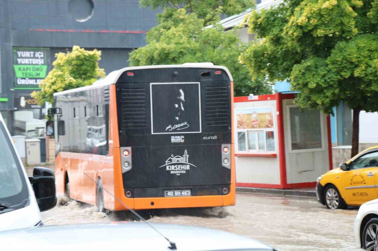 Şiddetli yağış hayatı felç etti