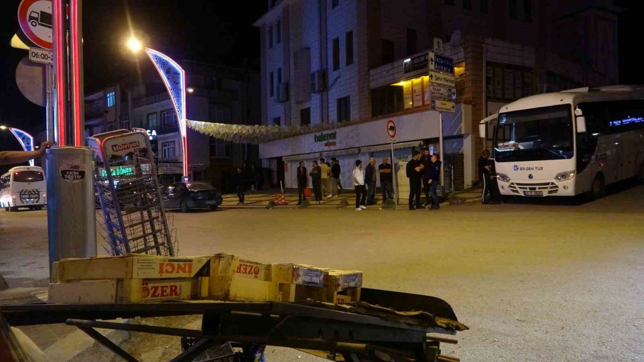 Freni boşalan park halindeki servis midibüsü markete daldı