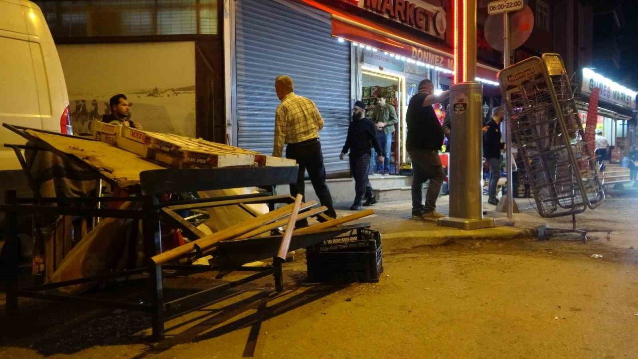 Freni boşalan park halindeki servis midibüsü markete daldı