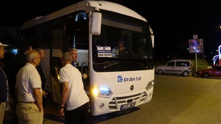 Freni boşalan park halindeki servis midibüsü markete daldı