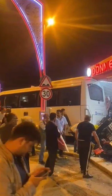 Freni boşalan park halindeki servis midibüsü markete daldı