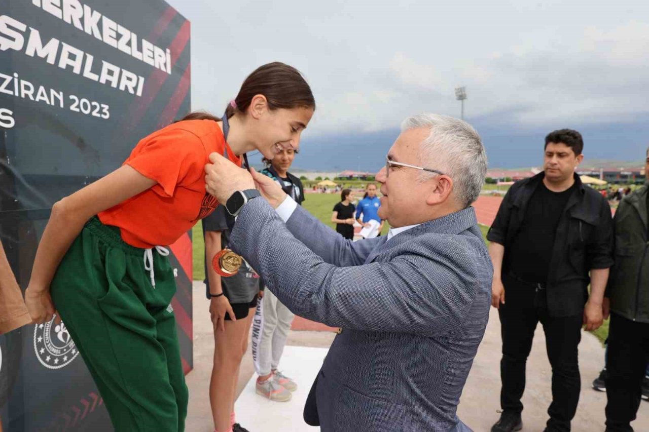 Kuyucaklı sporcular madalyaya doymuyor