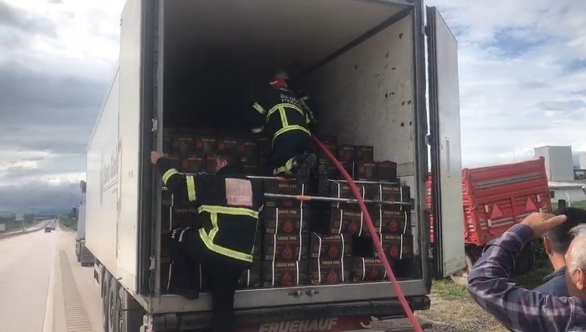 Amasya’da mangal kömürü yüklü tırda çıkan yangını itfaiye söndürdü